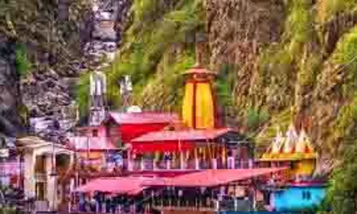 Chardham Yatra: यात्रा पर आए श्रद्धालु की हार्ट अटैक से मौत Chardham Yatra: यात्रा पर आए श्रद्धालु की हार्ट अटैक से मौत