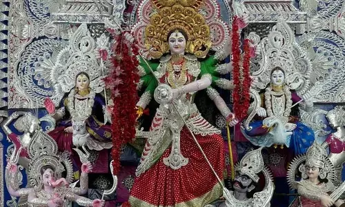 कटक में विसर्जन समारोह ने रचा इतिहास; पहली बार 400 महिलाएं जुलूस में शामिल हुईं कटक में विसर्जन समारोह ने रचा इतिहास; पहली बार 400 महिलाएं जुलूस में शामिल हुईं