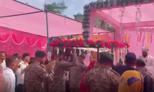 शहीद की बहन की शादी में भाई बनकर पहुंचे फौजी, हर आंख हो गईं नम शहीद की बहन की शादी में भाई बनकर पहुंचे फौजी, हर आंख हो गईं नम