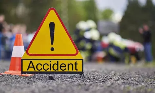 Indore : क्रेन ने 3 साल के बच्चे को कुचलकर मार डाला Indore : क्रेन ने 3 साल के बच्चे को कुचलकर मार डाला