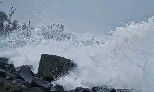 Karnataka : सेल्फी लेते समय पर्यटक समुद्र में डूबा Karnataka : सेल्फी लेते समय पर्यटक समुद्र में डूबा