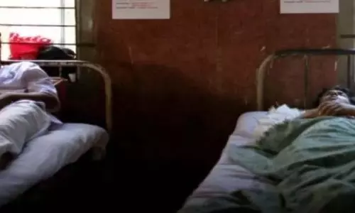 हॉस्पिटल में बिजली गुल के दौरान सर्जरी, मोबाइल टॉर्च के सहारे ईलाज
