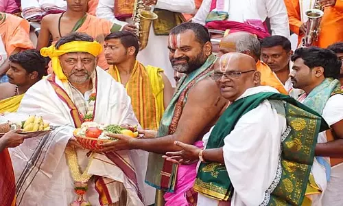 सप्ताह में तीन दिन कावेरी आरती: डीके शिवकुमार ने पंडितों, पुजारियों को सम्मानित किया सप्ताह में तीन दिन कावेरी आरती: डीके शिवकुमार ने पंडितों, पुजारियों को सम्मानित किया