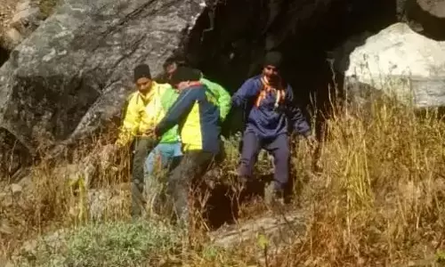 Dehradun: ट्रैकिंग के दौरान रास्ता भटका पर्यटक, SDRF ने किया सुरक्षित रेस्क्यू Dehradun: ट्रैकिंग के दौरान रास्ता भटका पर्यटक, SDRF ने किया सुरक्षित रेस्क्यू