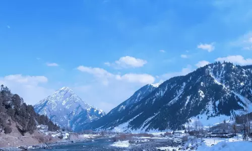 Bandipora: गुरेज घाटी में पहली बर्फबारी के साथ ठंड का आगाज