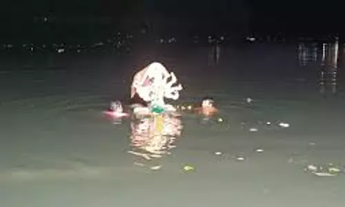 Mumbai: नवरात्रि में ठाणे खाड़ी प्रदूषित, डॉ. प्रशांत ने उठाया मुद्दा Mumbai: नवरात्रि में ठाणे खाड़ी प्रदूषित, डॉ. प्रशांत ने उठाया मुद्दा