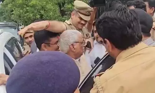 समाजवादी पार्टी का प्रतिनिधिमंडल बरेली जाने पर अड़ा, पुलिस ने लगाया पहरा