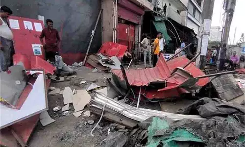 Dehradun: इस इलाके में चला बुलडोजर, 15-20 दुकानों के अतिक्रमण को हटाया