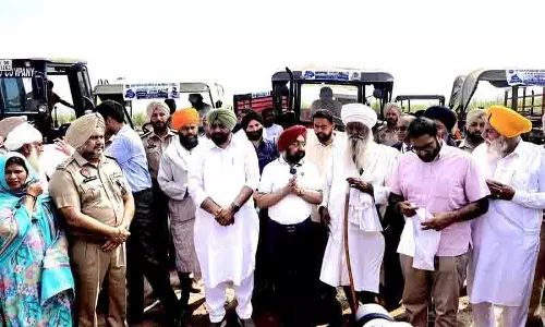 MP विक्रमजीत सिंह साहनी ने डेरा बाबा नानक के बाढ़ प्रभावित गांवों में पुनर्वास कार्यों का निरीक्षण किया