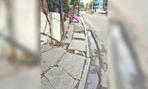 Chennai: क्रोमपेट में टूटी हुई स्लैब और उबड़-खाबड़ फुटपाथ से पैदल यात्री परेशान Chennai: क्रोमपेट में टूटी हुई स्लैब और उबड़-खाबड़ फुटपाथ से पैदल यात्री परेशान