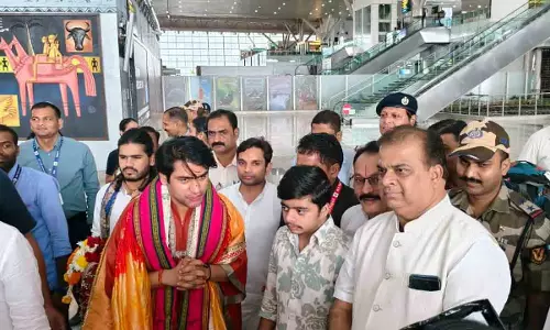 पंडित धीरेन्द्र शास्त्री रायपुर पहुंचे, ललित जैसिंघ ने किया स्वागत पंडित धीरेन्द्र शास्त्री रायपुर पहुंचे, ललित जैसिंघ ने किया स्वागत