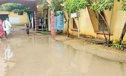 Karnataka : बारिश के कारण स्वास्थ्य केंद्र की इमारत से पानी टपक रहा है