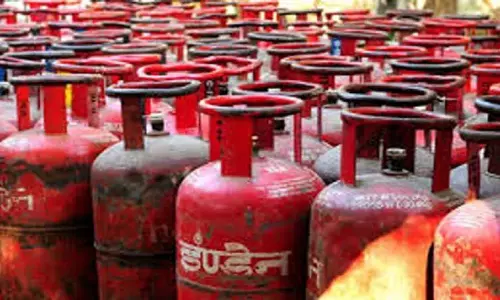 New Delhi: मुफ्त LPG सिलेंडर स्कीम से ग्राहकों में खुशी New Delhi: मुफ्त LPG सिलेंडर स्कीम से ग्राहकों में खुशी