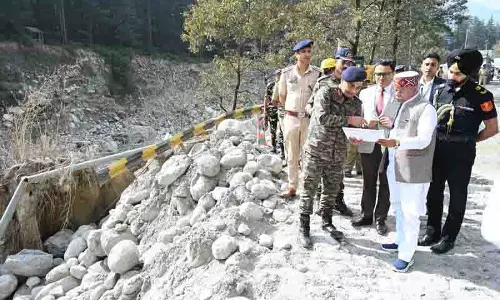 राज्यपाल ने Manali में बाढ़ से हुए नुकसान का जायजा लिया, स्थानीय लोगों से बातचीत की राज्यपाल ने Manali में बाढ़ से हुए नुकसान का जायजा लिया, स्थानीय लोगों से बातचीत की