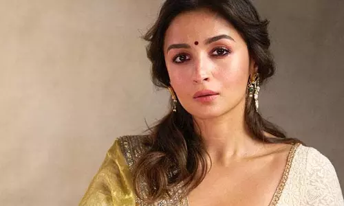 Alia Bhatt ने अपनी आंतरिक बंगाली सुंदरता को एक मनमोहक सुनहरे-चांदी की साड़ी में प्रदर्शित किया