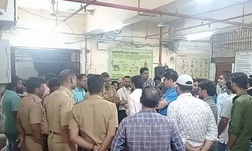 Jalgaon : अस्पताल के वार्ड में भीड़ न लगाने के लिए रिश्तेदारों से कहने पर डॉक्टर की बेरहमी से पिटाई Jalgaon : अस्पताल के वार्ड में भीड़ न लगाने के लिए रिश्तेदारों से कहने पर डॉक्टर की बेरहमी से पिटाई