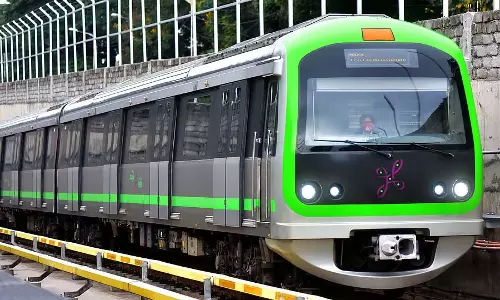 Bengaluru : मेट्रो ट्रैक पर कूदकर व्यक्ति ने की आत्महत्या की कोशिश, गंभीर रूप से घायल