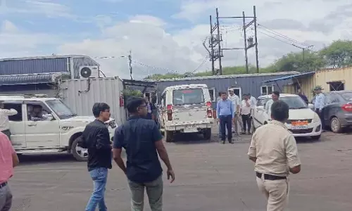 बाल श्रमिक मिले, महिलाओं से 12 घंटे काम, ठेकेदार तिवारी पर श्रम कानून उल्लंघन का आरोप