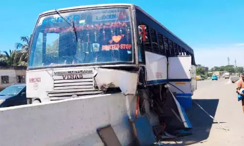 Kerala : बस डिवाइडर से टकराने से यात्री घायल Kerala : बस डिवाइडर से टकराने से यात्री घायल