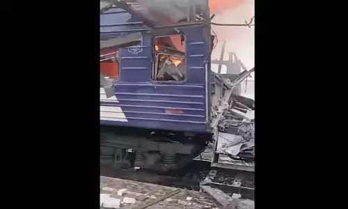Ukraine में यात्री ट्रेन को निशाना बनाकर रूसी हमला, हताहतों की सूचना Ukraine में यात्री ट्रेन को निशाना बनाकर रूसी हमला, हताहतों की सूचना