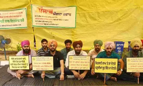 10वें दिन जारी किसान विरोध प्रदर्शन में BJP की सरीन ने दिया समर्थन 10वें दिन जारी किसान विरोध प्रदर्शन में BJP की सरीन ने दिया समर्थन
