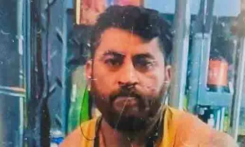 Faridabad: रोड रेज के बाद पुलिस के सामने चाकू से व्यक्ति की हत्या Faridabad: रोड रेज के बाद पुलिस के सामने चाकू से व्यक्ति की हत्या