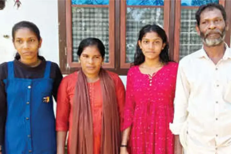 कुरिच्या जनजाति की उन्नीमाया अरलम फार्म से MBBS में शामिल होने वाली पहली छात्रा बनीं कुरिच्या जनजाति की उन्नीमाया अरलम फार्म से MBBS में शामिल होने वाली पहली छात्रा बनीं