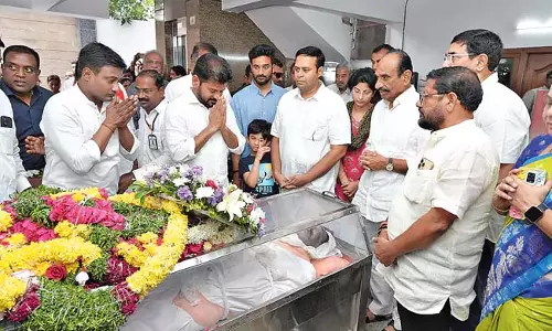 Telangana : मुख्यमंत्री ने दामोदर रेड्डी के पार्थिव शरीर पर श्रद्धांजलि अर्पित की