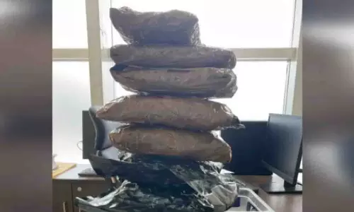 केरल का युवक भुवनेश्वर एयरपोर्ट पर नशीले पदार्थों के साथ पकड़ा गया केरल का युवक भुवनेश्वर एयरपोर्ट पर नशीले पदार्थों के साथ पकड़ा गया