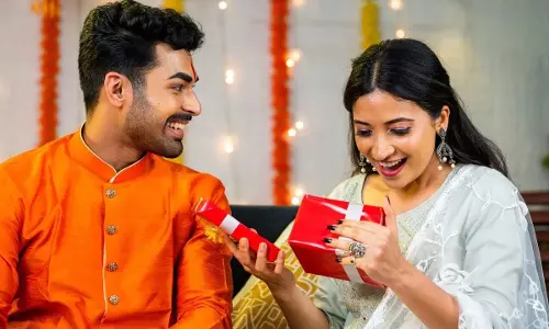 Karwa Chauth पर पत्नी को दें ये खास गिफ्ट्स, रिश्ते में बढ़ेगा प्यार और सोने-सी चमकेगी किस्मत Karwa Chauth पर पत्नी को दें ये खास गिफ्ट्स, रिश्ते में बढ़ेगा प्यार और सोने-सी चमकेगी किस्मत