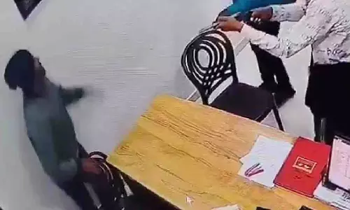Pune: अंबेगांव तालुका में चार लोगों ने बंदूक की नोक पर पेट्रोल पंप लूटा Pune: अंबेगांव तालुका में चार लोगों ने बंदूक की नोक पर पेट्रोल पंप लूटा