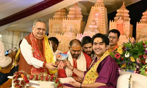 पंडित धीरेंद्र शास्त्री की कथा में शामिल हुए विधानसभा अध्यक्ष डॉ. रमन सिंह