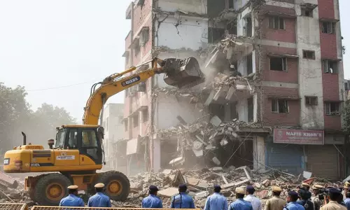 उपद्रव के आरोपी के बरातघर पर चला बुलडोजर
