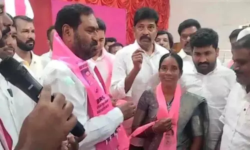 Palakurthi में कांग्रेस पार्टी को बड़ा झटका.. गुलाब के बगीचे में नेताओं ने मिलाया हाथ Palakurthi में कांग्रेस पार्टी को बड़ा झटका.. गुलाब के बगीचे में नेताओं ने मिलाया हाथ