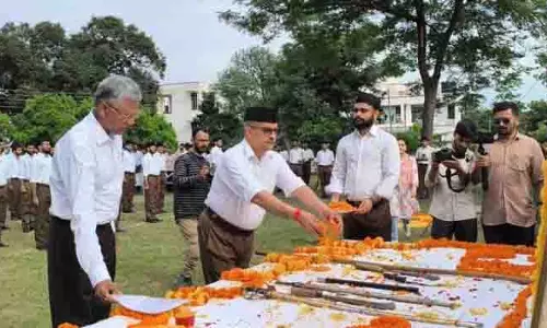 RSS स्वयंसेवकों ने जेयू परिसर में पथ संचलन निकाला RSS स्वयंसेवकों ने जेयू परिसर में पथ संचलन निकाला