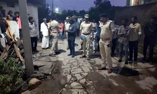 स्थानीय लोगों ने बाइक चोर पर पेट्रोल डालकर आग लगा दी
