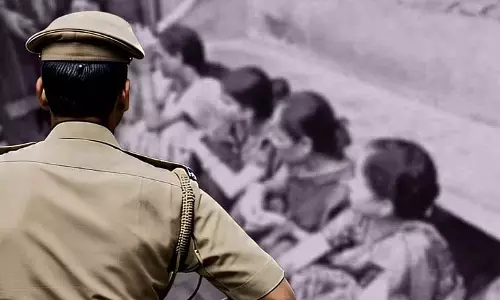 Santragachi में शादी में चोरी करते हुए लेडी गैंग पकड़ा गया Santragachi में शादी में चोरी करते हुए लेडी गैंग पकड़ा गया
