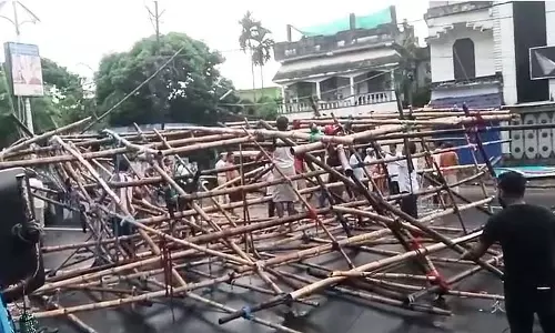 Balurghat में क्षणिक तूफान के कारण लाइटिंग गेट गिर गया!