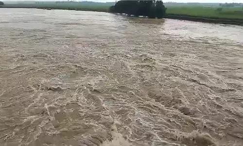 शिलावती और केथिया नदियाँ खतरे के स्तर से ऊपर निकल गईं, घाटल-चंद्रकोना में बाढ़ का खतरा शिलावती और केथिया नदियाँ खतरे के स्तर से ऊपर निकल गईं, घाटल-चंद्रकोना में बाढ़ का खतरा