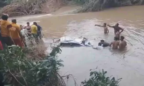 Odisha: नदी में बही कार, शव सहित बरामद