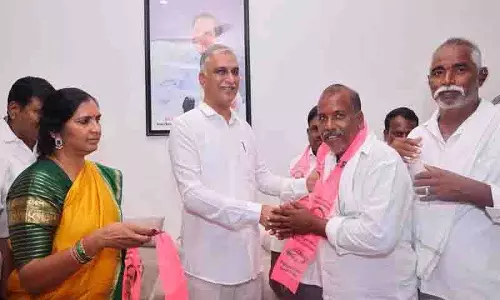 चुनाव से पहले मेडक में BJP, कांग्रेस कार्यकर्ता बीआरएस में शामिल