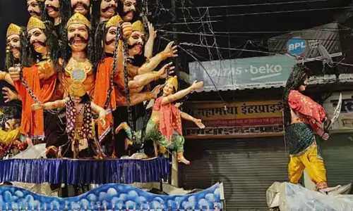 दुर्गोत्सव झांकियों का भव्य विसर्जन, देर रात तक गुलजार रहीं सड़कें दुर्गोत्सव झांकियों का भव्य विसर्जन, देर रात तक गुलजार रहीं सड़कें