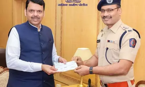 बाढ़ पीड़ितों के लिए आगे आई नासिक पुलिस, मुख्यमंत्री सहायता निधि में 5 लाख रुपए का योगदान बाढ़ पीड़ितों के लिए आगे आई नासिक पुलिस, मुख्यमंत्री सहायता निधि में 5 लाख रुपए का योगदान