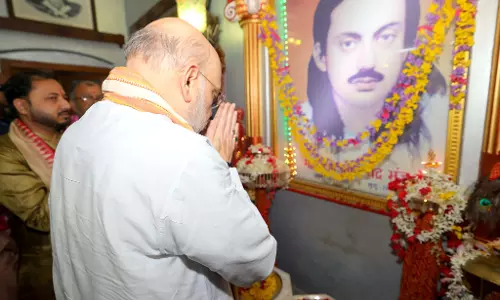 केंद्रीय गृहमंत्री अमित शाह ने राजमहल में महाराज प्रवीण चंद्र भंज देव को किया नमन केंद्रीय गृहमंत्री अमित शाह ने राजमहल में महाराज प्रवीण चंद्र भंज देव को किया नमन