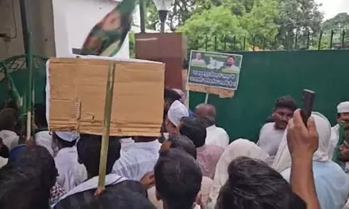 खतरे में विधायक सतीश दास का टिकट! लालू-राबड़ी आवास पर कार्यकर्ताओं ने किया जोरदार विरोध