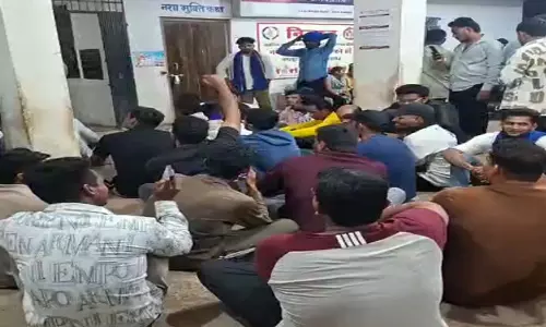 धर्मांतरण मामले में महिला की शिकायत पर आरोपी हिरासत में, भीम आर्मी ने थाने के बाहर दिया धरना धर्मांतरण मामले में महिला की शिकायत पर आरोपी हिरासत में, भीम आर्मी ने थाने के बाहर दिया धरना