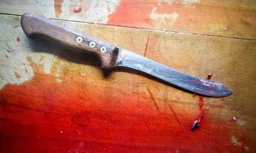 कोसमसरा में चाकूबाजी, 4 घायल, 1 गंभीर, रायपुर रेफर कोसमसरा में चाकूबाजी, 4 घायल, 1 गंभीर, रायपुर रेफर