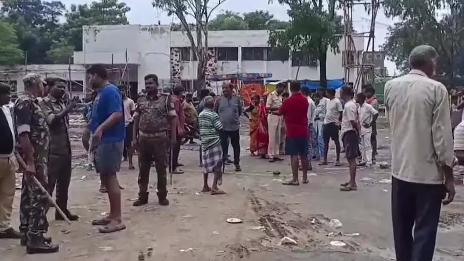 प्यार केस में थाने में पथराव, स्थिति संभालने बुलानी पड़ी फोर्स प्यार केस में थाने में पथराव, स्थिति संभालने बुलानी पड़ी फोर्स