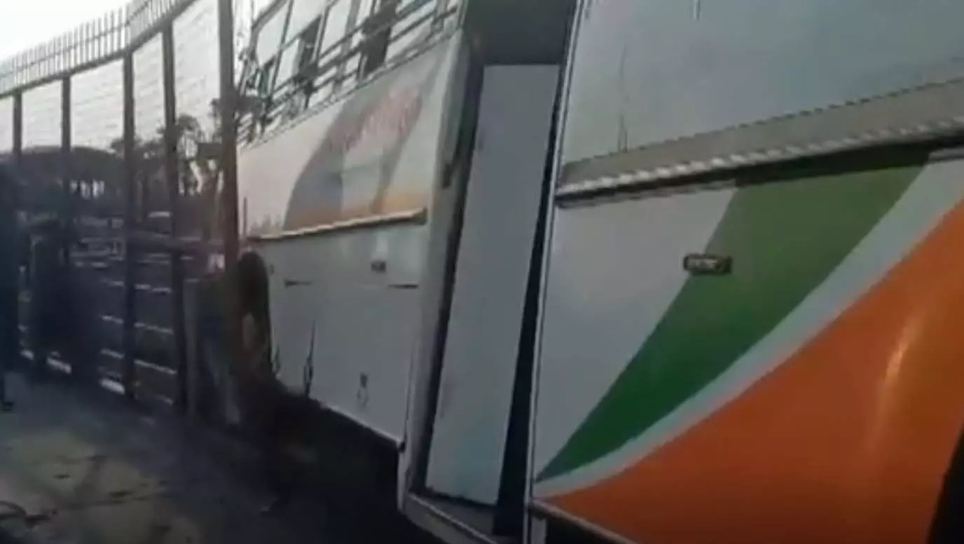 पुल पर खौफनाक नजारा...हवा में लटकी बस, VIDEO पुल पर खौफनाक नजारा...हवा में लटकी बस, VIDEO