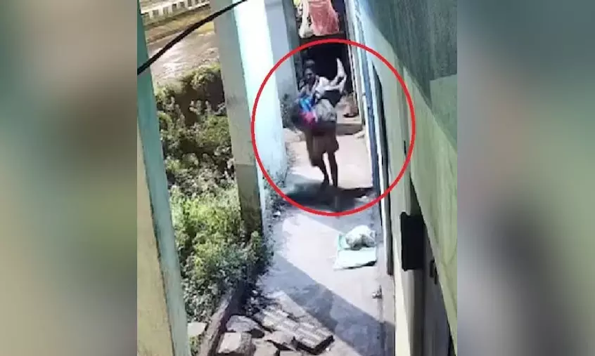 सड़क किनारे खड़ी महिला का ट्रक ड्राइवर ने किया था अपहरण, अब पकड़ाया सड़क किनारे खड़ी महिला का ट्रक ड्राइवर ने किया था अपहरण, अब पकड़ाया